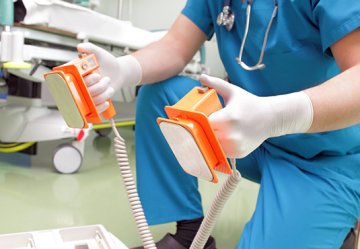 Defibrylator: Natychmiastowa pomoc w przypadku zatrzymania akcji serca